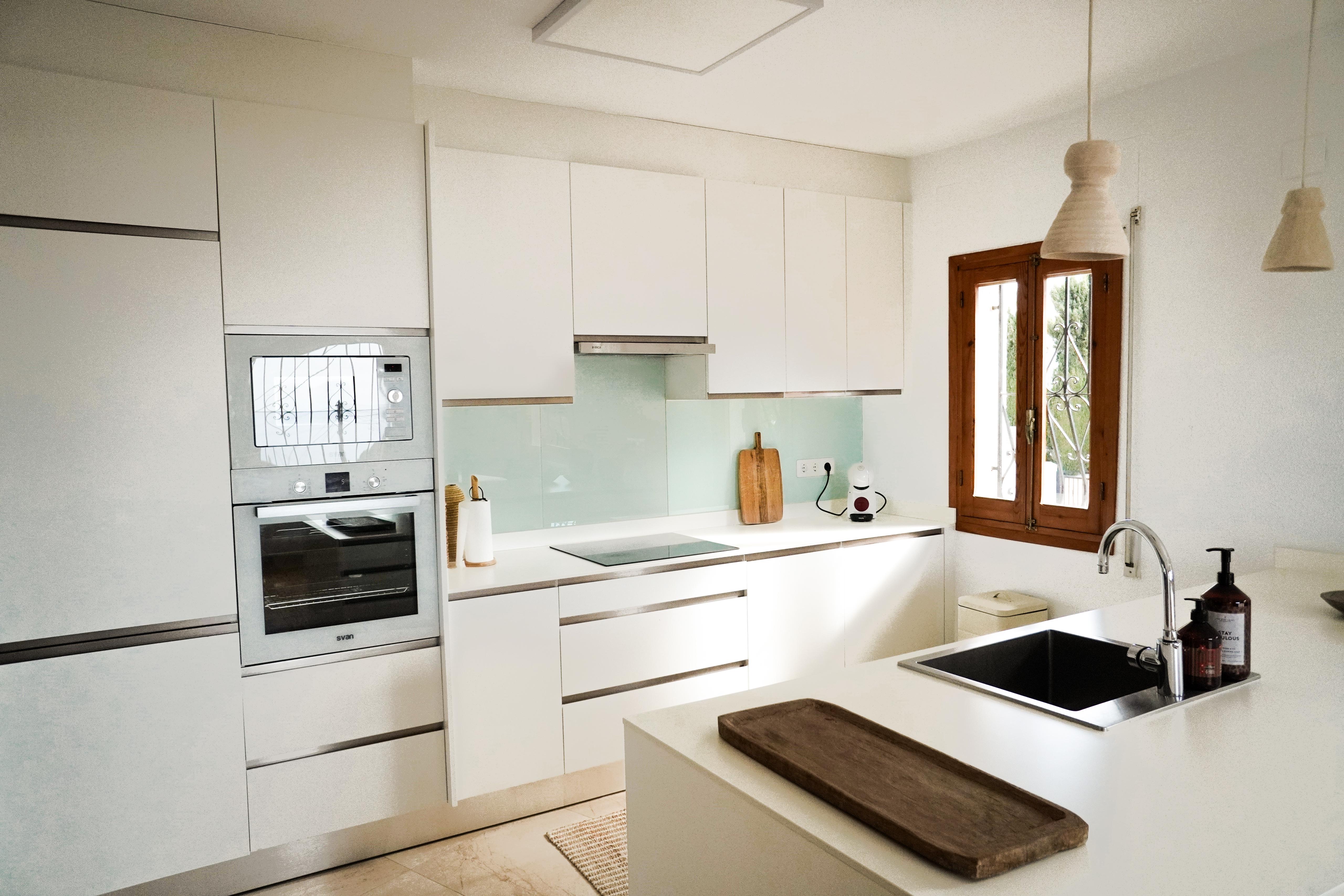 Moderne, strakke keuken voorzien van alle gemakken