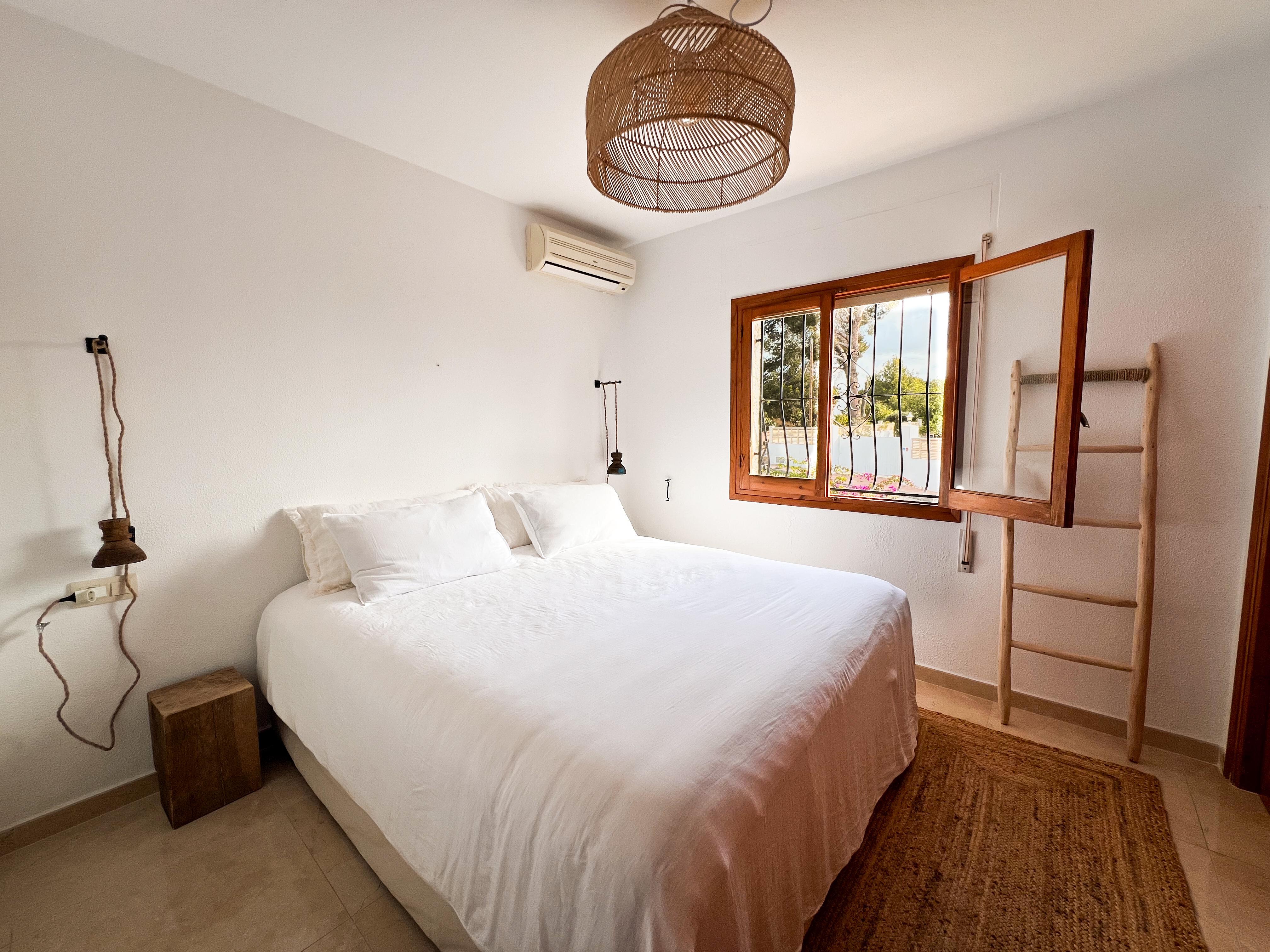 Comfortabele slaapkamer met tweepersoonsbed en rustieke houten details