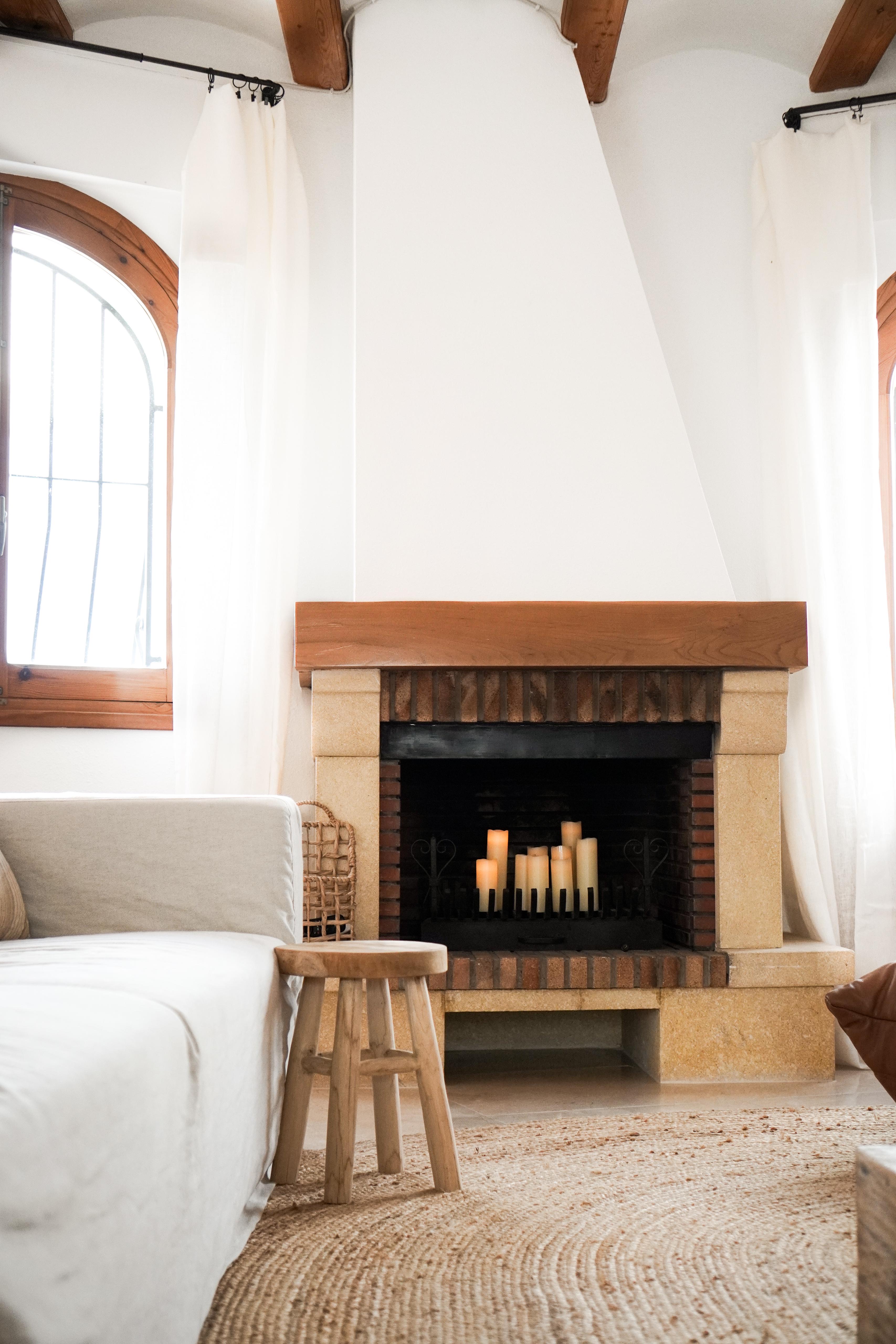 Gezellige woonkamer met authentieke open haard