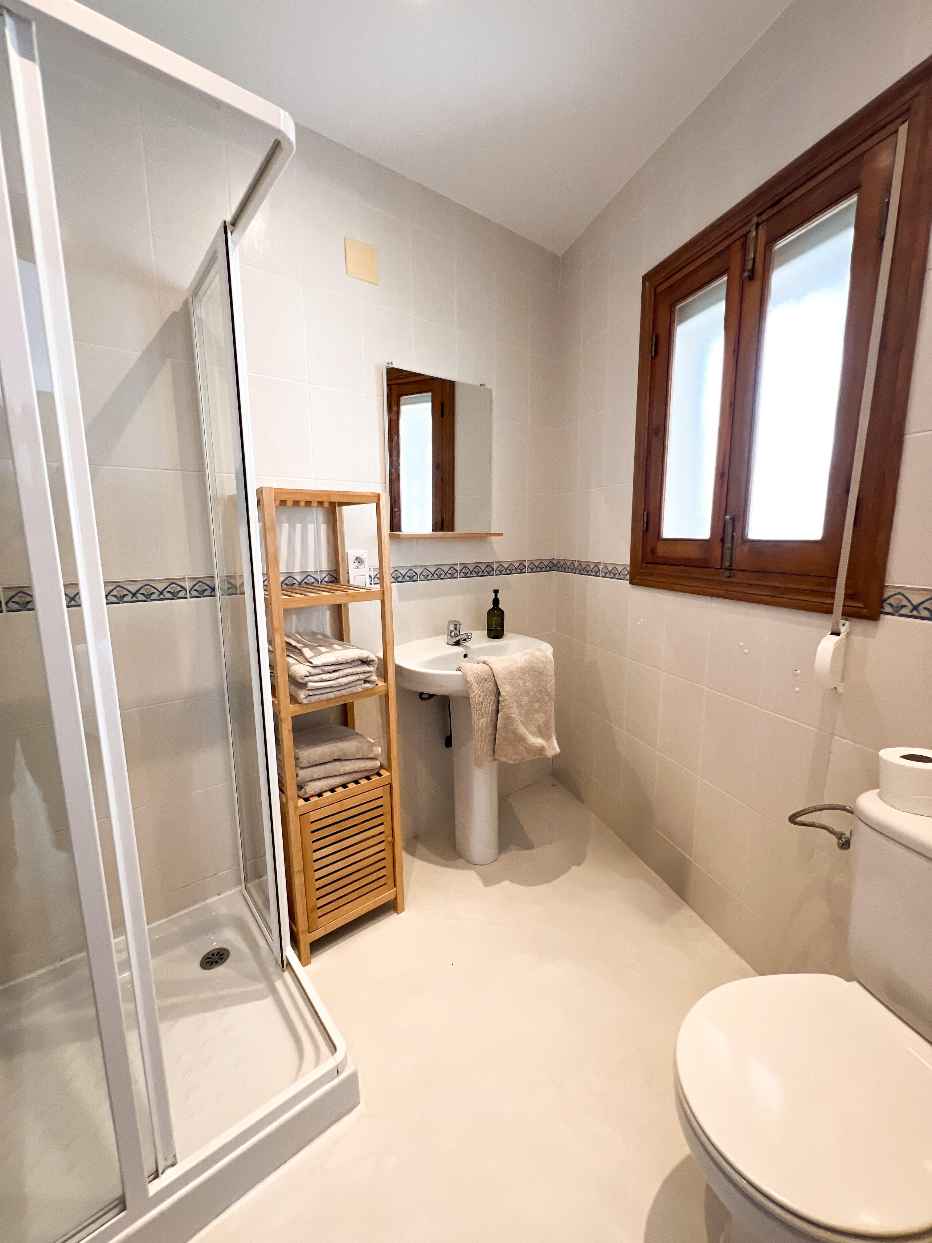 Moderne badkamer beneden aan de voorkant met douche