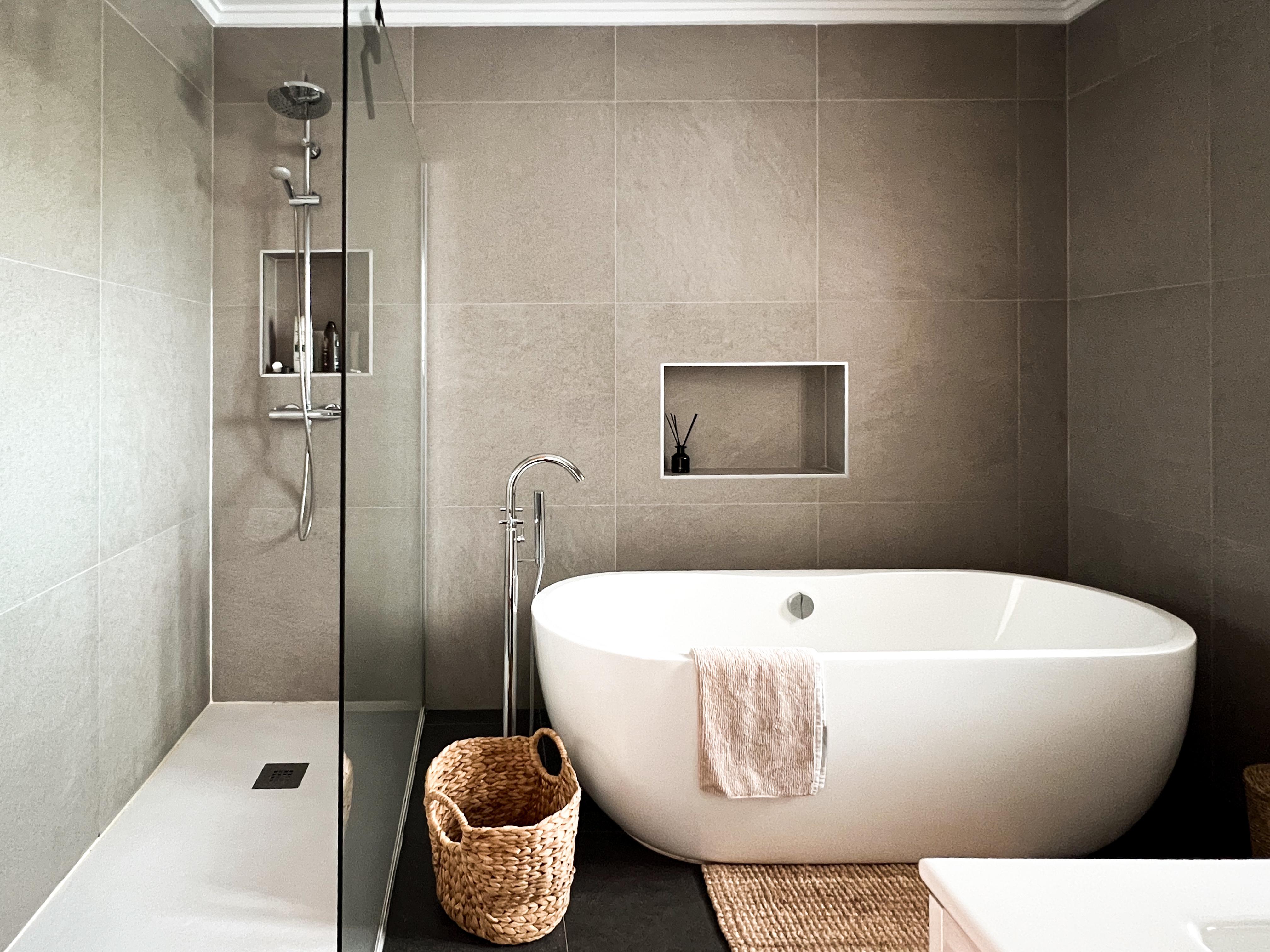 Luxe, moderne badkamer met een vrijstaand design bad en ruime inloopdouche
