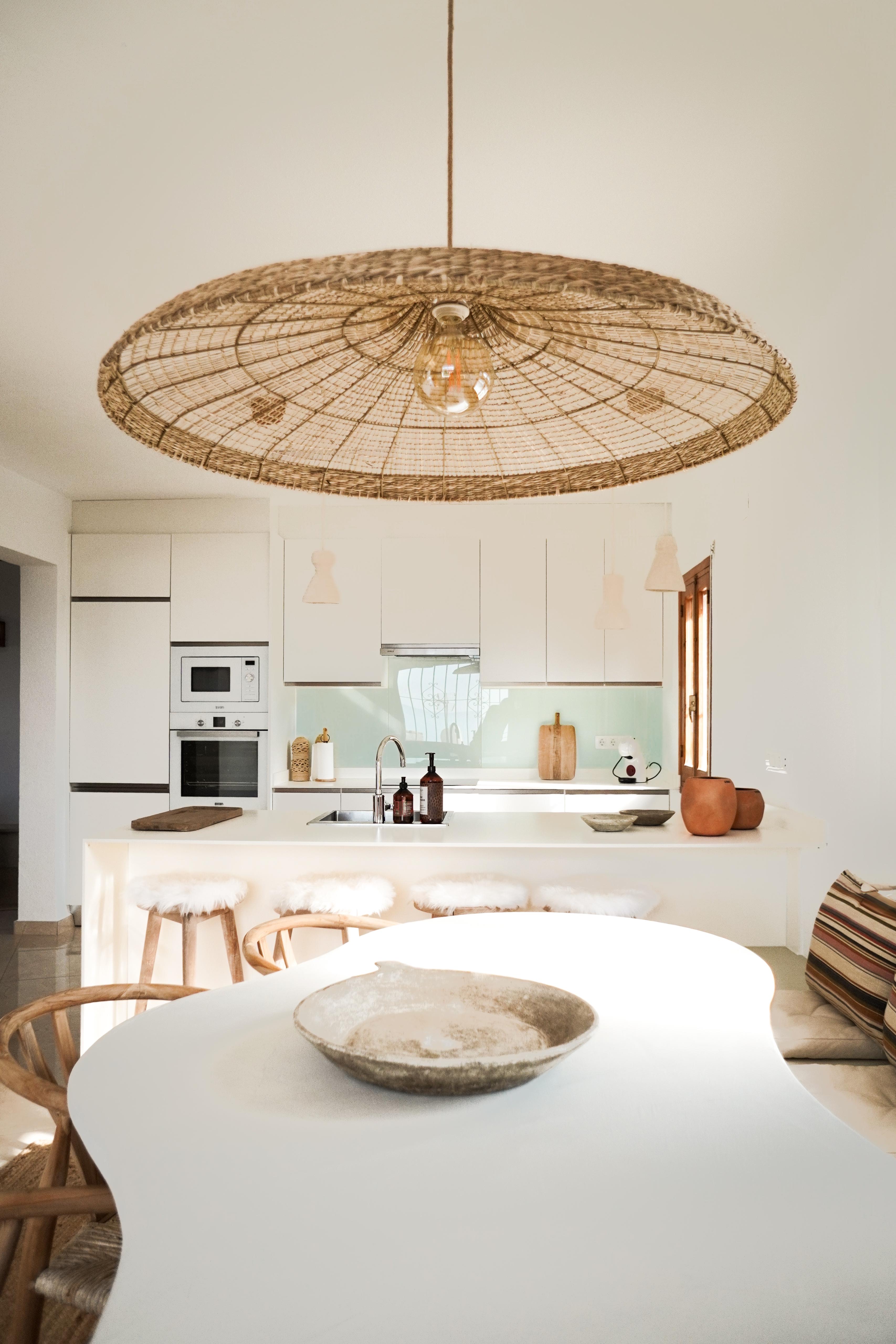 Ruim eetgedeelte in de keuken met opvallende design lamp