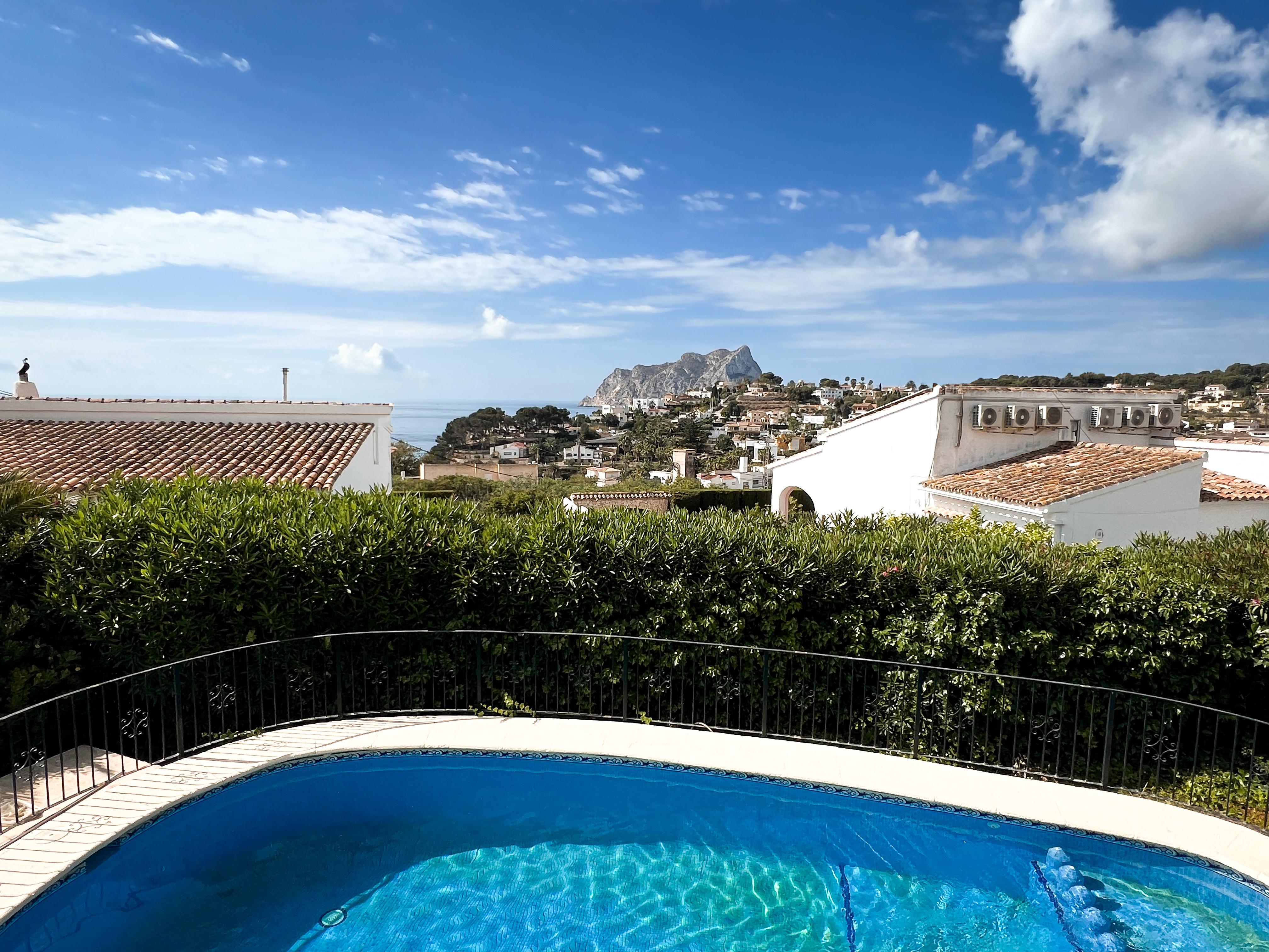 Spectaculair uitzicht vanaf het zwembad op de Middellandse Zee en Calpe