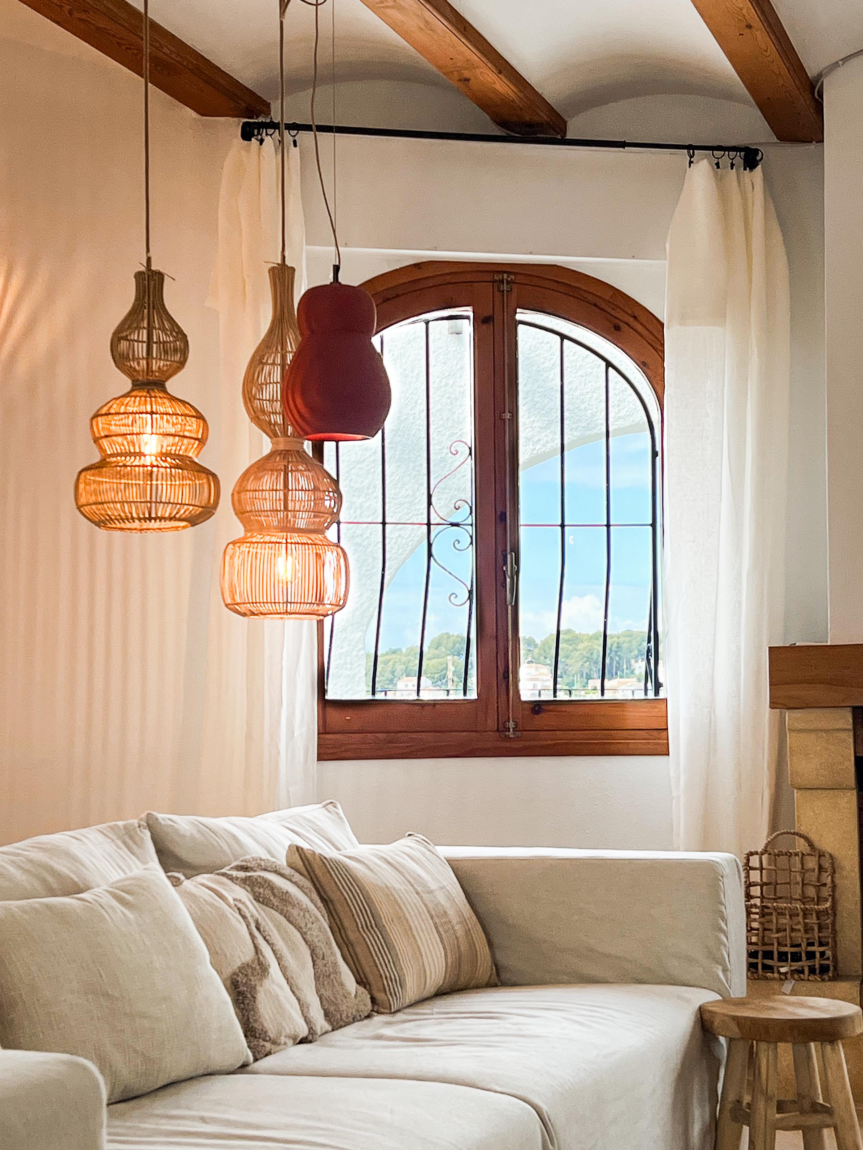 Woonkamer interieur detail met unieke, warme sfeerverlichting